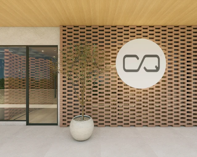 Fachada em madeira do Complexo Queiroga com a logo CQ